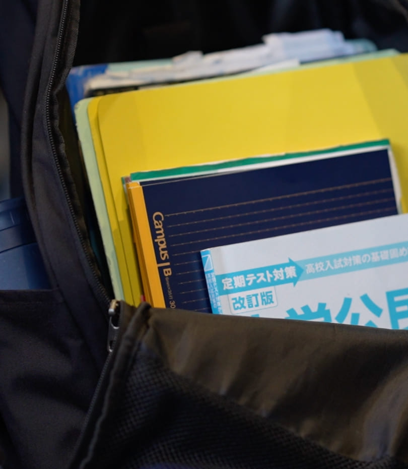 写真：生徒のカバンに自習用のテキストが入っている