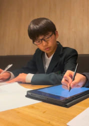 写真：笑顔の生徒の写真